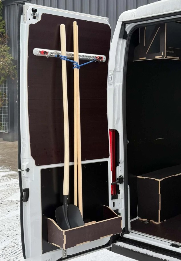 Integrovan� dr�iak lop�t na zadn� kr�dlov� dvere